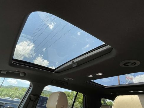 Certified 2022 Chevrolet Traverse Premier FWD image 19