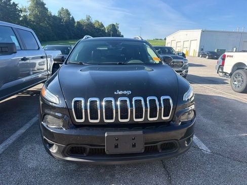 Used 2018 Jeep Cherokee Latitude Plus w/ Cold Weather Group AWD/4WD image 3