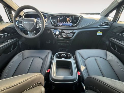 New 2026 Chrysler Pacifica Select image 10