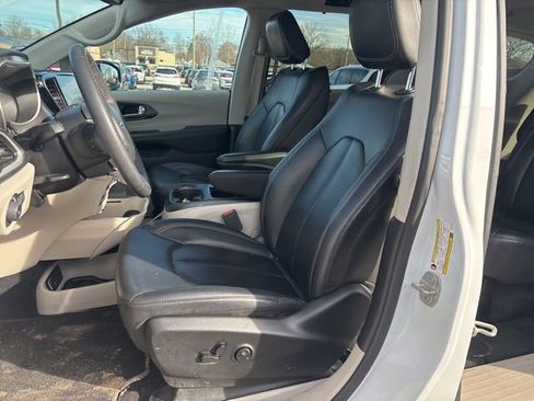 Used 2024 Chrysler Pacifica Touring-L image 11