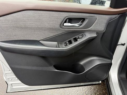 Used 2023 Nissan Rogue SV image 12