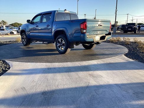 Used 2019 Toyota Tacoma TRD Sport w/ Technology Package image 3