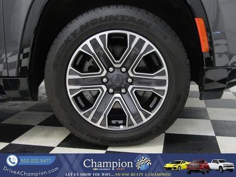 Used 2023 Jeep Wagoneer L Series II AWD/4WD image 3