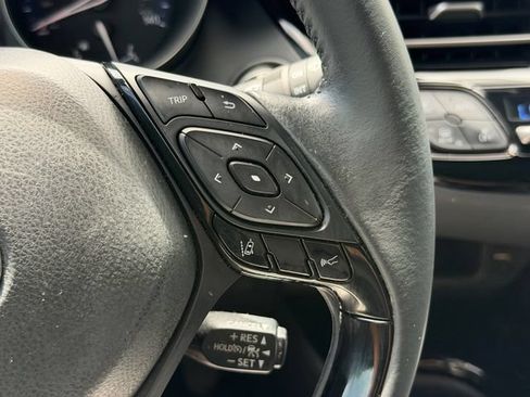 Used 2020 Toyota C-HR XLE FWD image 29