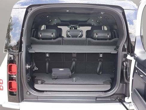 Used 2025 Land Rover Defender 130 S image 17