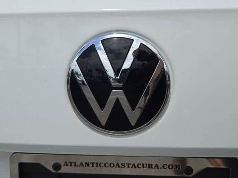 Used 2022 Volkswagen Taos SE FWD image 11