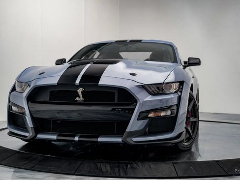 Used 2022 Ford Mustang Shelby GT500 w/ Carbon Fiber Track Pack RWD image 3