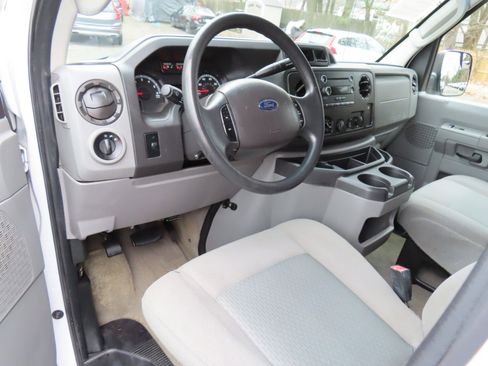 Used 2014 Ford E-350 and Econoline 350 XLT image 9