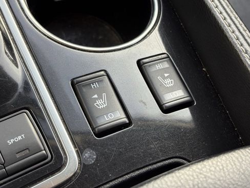 Used 2022 Nissan Maxima SV image 16