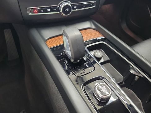 Used 2023 Volvo XC60 B5 Plus image 31