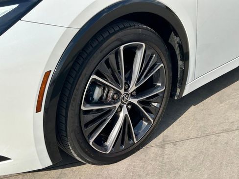 Used 2025 Toyota Prius XLE image 9