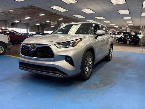 Used 2022 Toyota Highlander Platinum FWD image 13