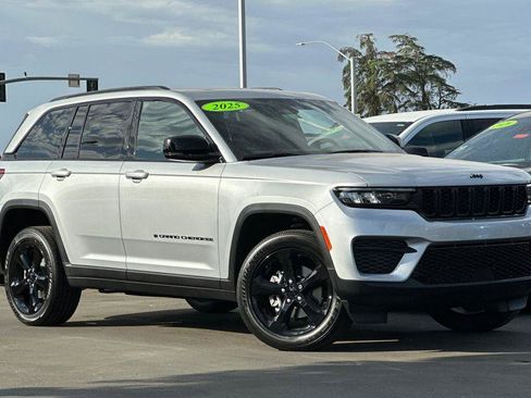 New 2025 Jeep Grand Cherokee Altitude image 2