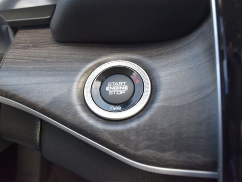 Used 2023 Jeep Grand Cherokee Limited w/ Luxury Tech Group II image 16