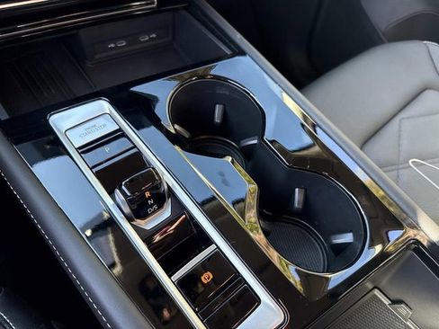 Used 2025 Volkswagen Atlas SE image 43