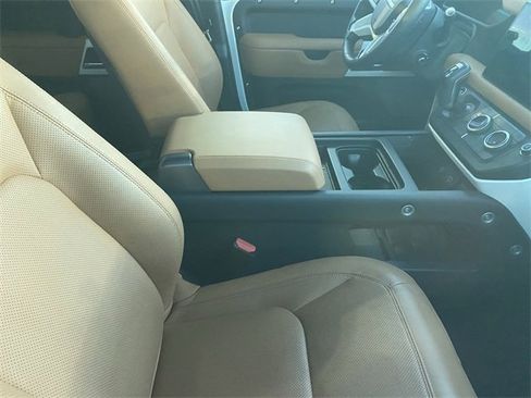 Used 2024 Land Rover Defender 110 SE image 5