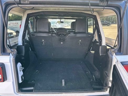Used 2018 Jeep Wrangler Unlimited Sahara w/ Cold Weather Group AWD/4WD image 9