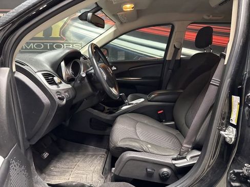 Used 2020 Dodge Journey SE w/ SE Popular Equipment Group image 4