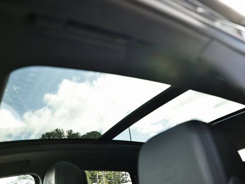 New 2026 Porsche Macan image 17