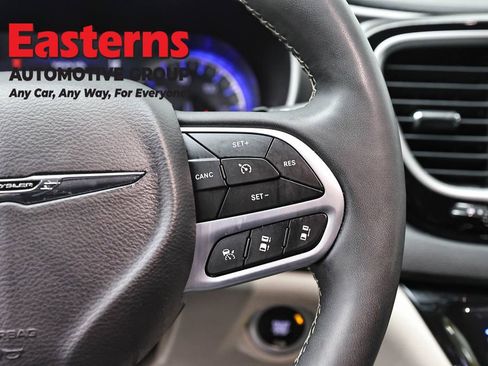 Used 2023 Chrysler Pacifica Touring-L FWD image 16
