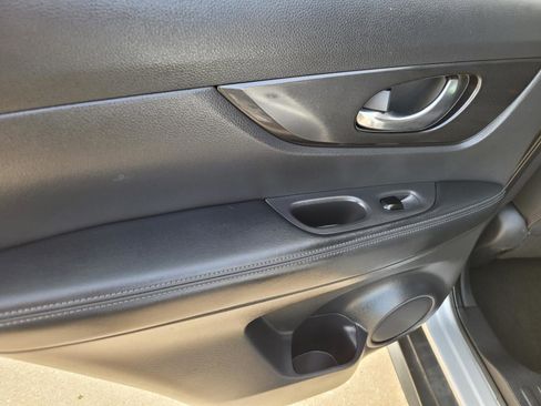 Used 2018 Nissan Rogue SV image 15