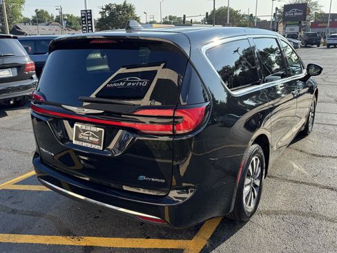 Used 2022 Chrysler Pacifica Touring-L image 15