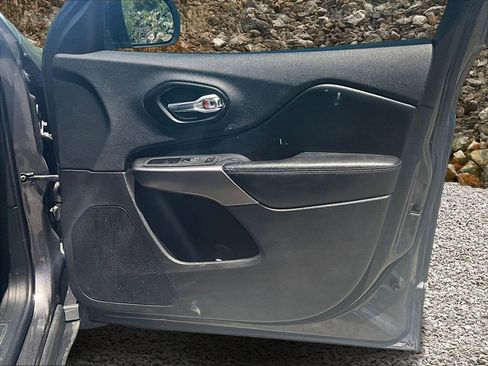 Used 2021 Jeep Cherokee Limited image 18