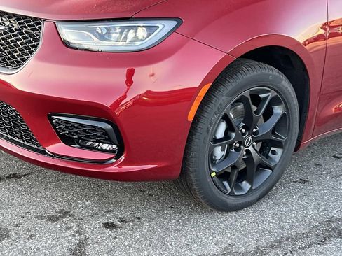 New 2026 Chrysler Pacifica Limited w/ Uconnect Theater Family Group AWD/4WD image 7