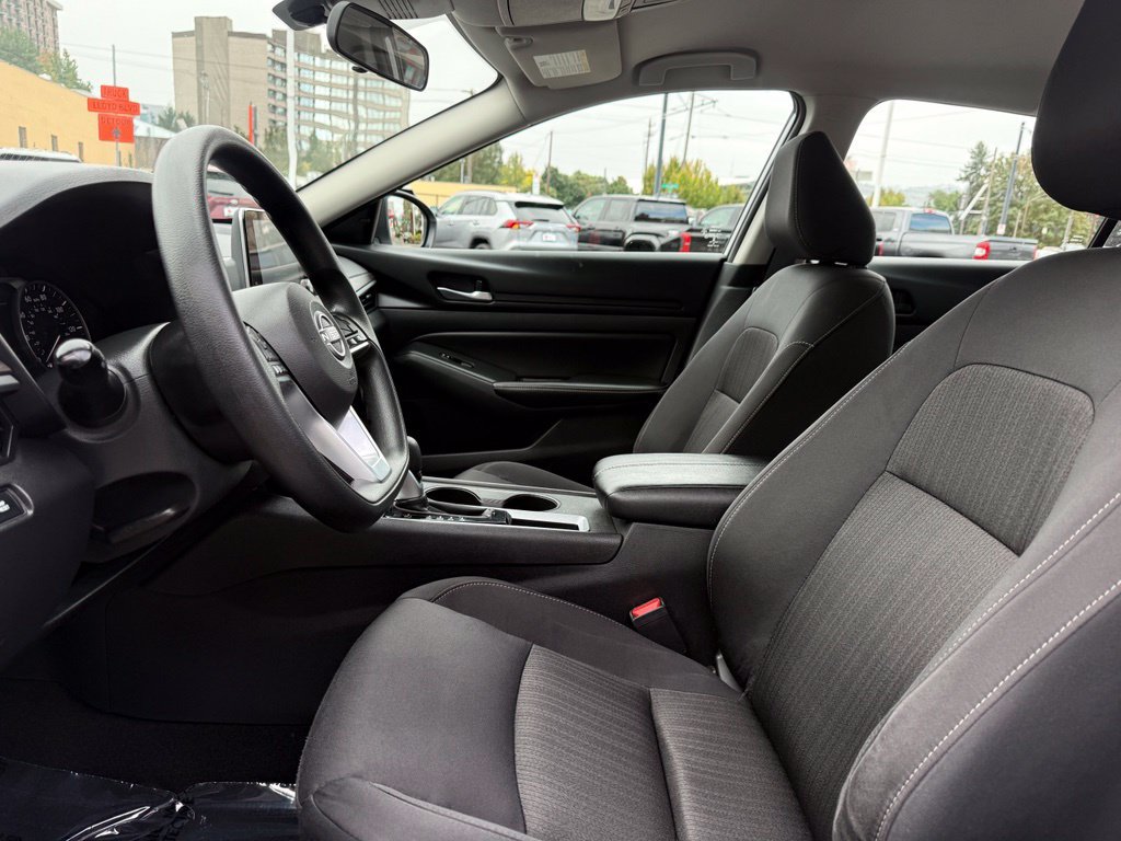 Used 2025 Nissan Altima 2.5 SV FWD image 16