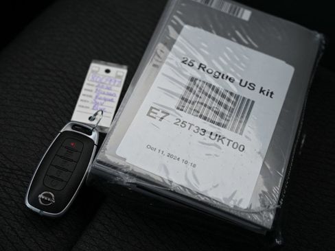 Used 2025 Nissan Rogue SV image 27