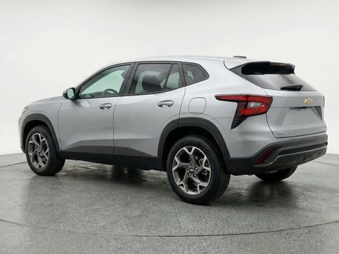 Used 2025 Chevrolet Trax LT FWD image 6