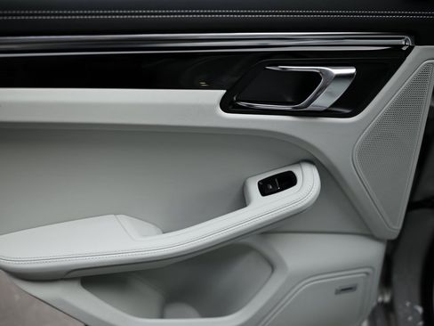 New 2026 Porsche Macan image 26