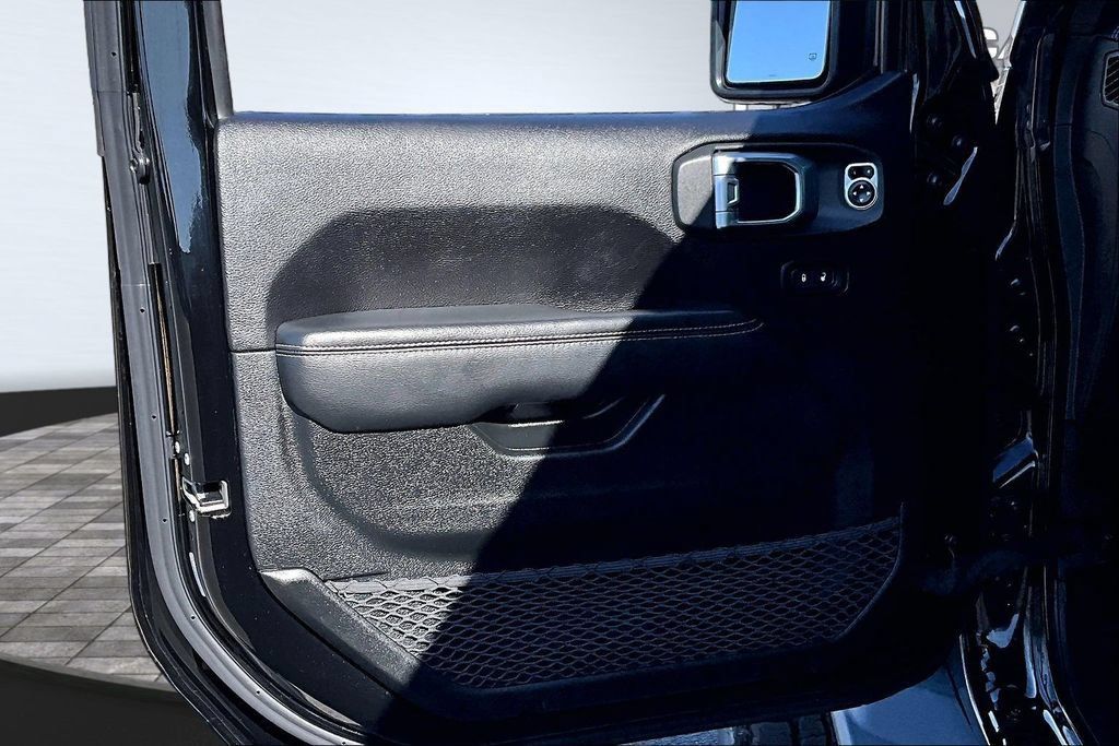 Used 2020 Jeep Gladiator Overland AWD/4WD image 23