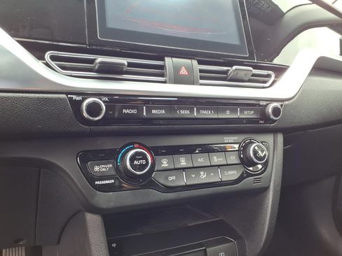 Certified 2022 Kia Niro EX FWD image 18