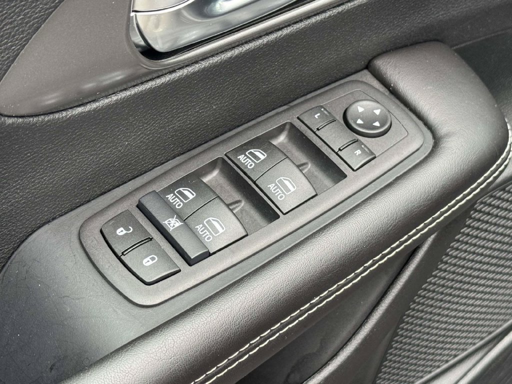 Used 2026 Chrysler Pacifica Select FWD image 26