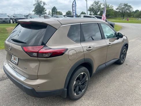 Used 2024 Nissan Rogue SV w/ SV Premium Package FWD image 5