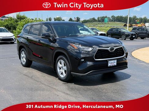 Used 2023 Toyota Highlander LE FWD image 1