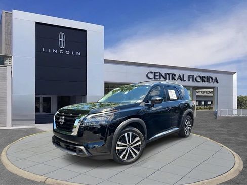 Used 2025 Nissan Pathfinder Platinum FWD image 29