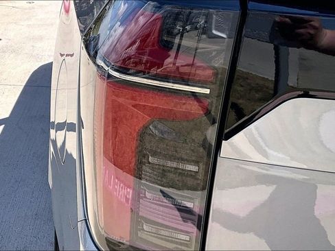 Used 2025 Chevrolet Tahoe LT image 38