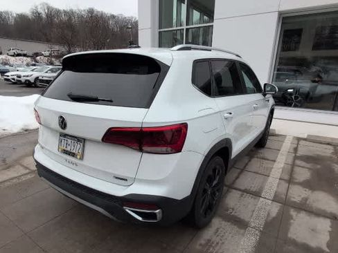 Certified 2022 Volkswagen Taos SE w/ Panoramic Sunroof Package image 4