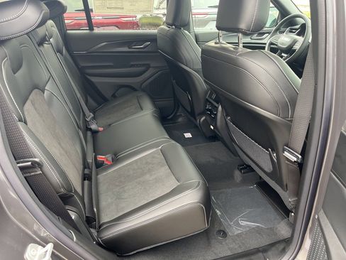 New 2025 Jeep Grand Cherokee Altitude image 13