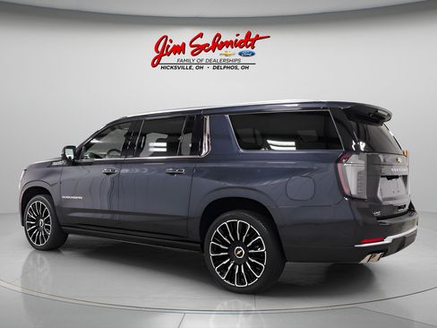 Used 2025 Chevrolet Suburban High Country AWD/4WD image 4