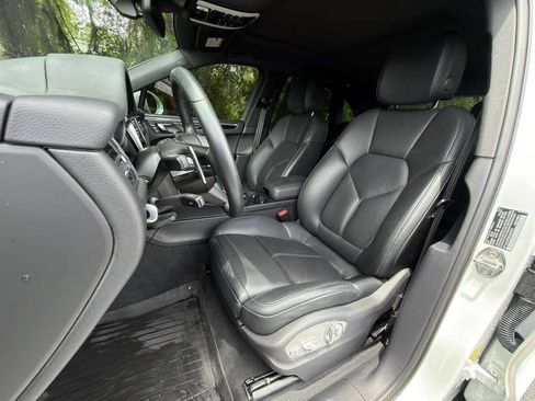 Certified 2024 Porsche Macan AWD/4WD image 5