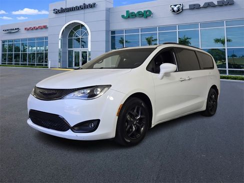 Used 2019 Chrysler Pacifica Touring-L w/ S Appearance Package image 3