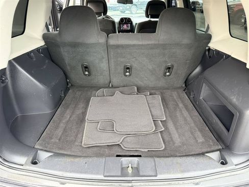 Used 2016 Jeep Patriot Latitude FWD image 16