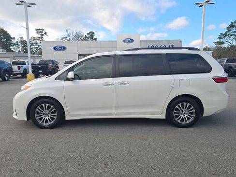 Used 2019 Toyota Sienna XLE Premium image 2