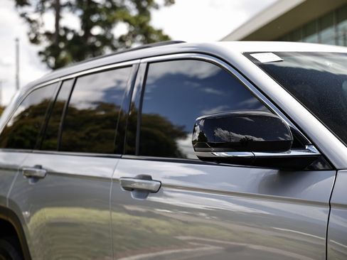 Used 2025 Jeep Grand Cherokee Limited w/ Luxury Tech Group II image 3