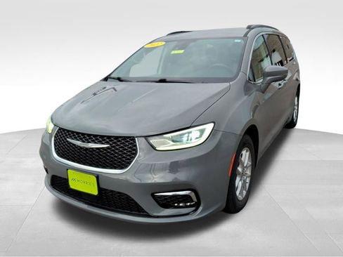 Used 2022 Chrysler Pacifica Touring-L FWD image 2
