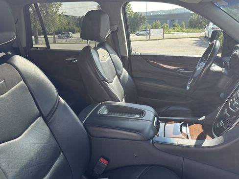 Used 2020 Cadillac Escalade Luxury w/ Escalade Sport Edition AWD/4WD image 33