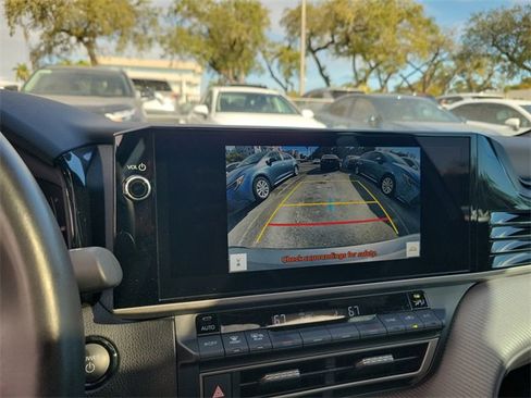 Used 2025 Toyota Camry SE image 19